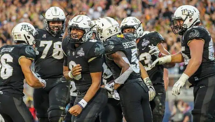 Ucf Football player huddle