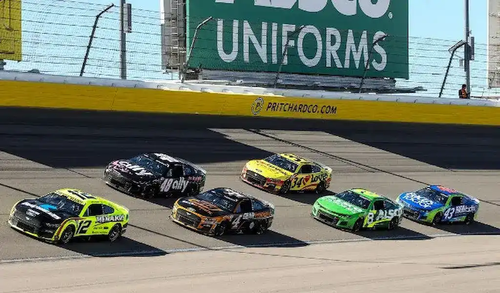 Gambling News 11 NASCAR drivers racing side by side during the 2022 Dixie Vodka 400 at Homestead-Miami Speedway.