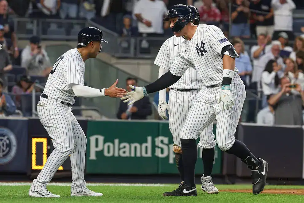 2 yankees players high fiving