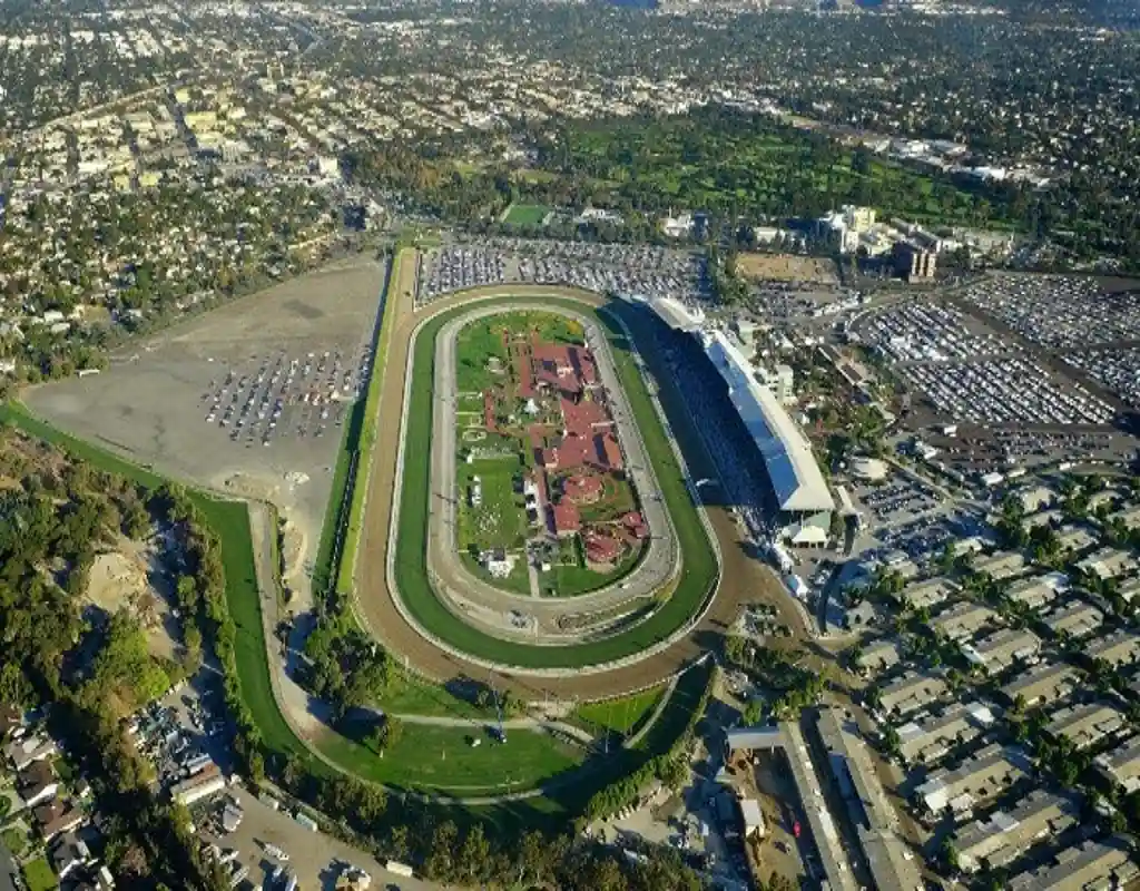 Vista aérea del hipódromo Santa Anita Park para la guía de apuestas de carreras de caballos