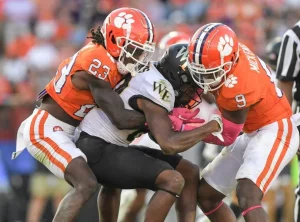 ncaaf-players tackilng each other