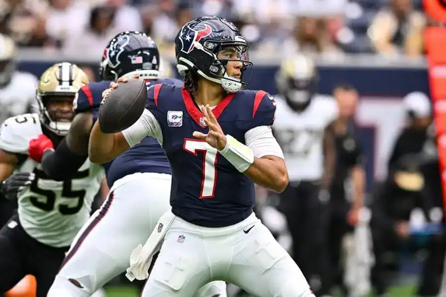 cj Stroud Making a pass
