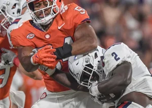 clemson tigers football player blocking