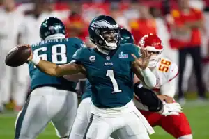 philadelphia eagles quarterback throwing