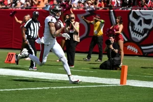 tampa-bay-buccaneers-player-runnning