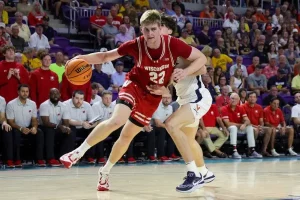 wisconsin badgers player dribbling