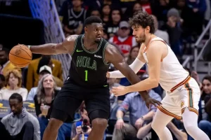 A New Orleans Pelicans player backs down a defender from the Phoenix Suns.