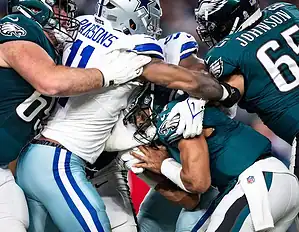 eagles-cowboys football scramble