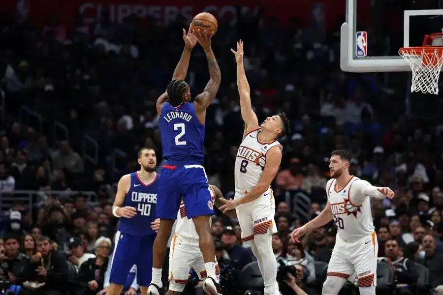 Kawhi Leonard making a 3 pointer