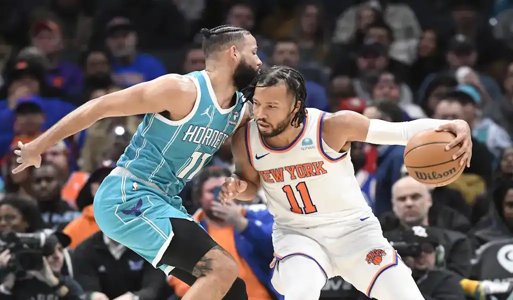 New York Knicks guard drives against Charlotte Hornets defender during NBA action, representing Knicks vs Jazz matchup prediction for January 30, 2024.