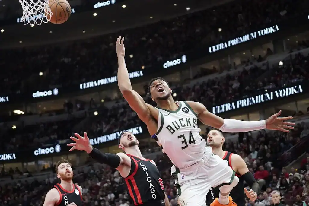 7 Giannis Antetokounmpo #34 of the Milwaukee Bucks shoots over Chicago Bulls defenders.