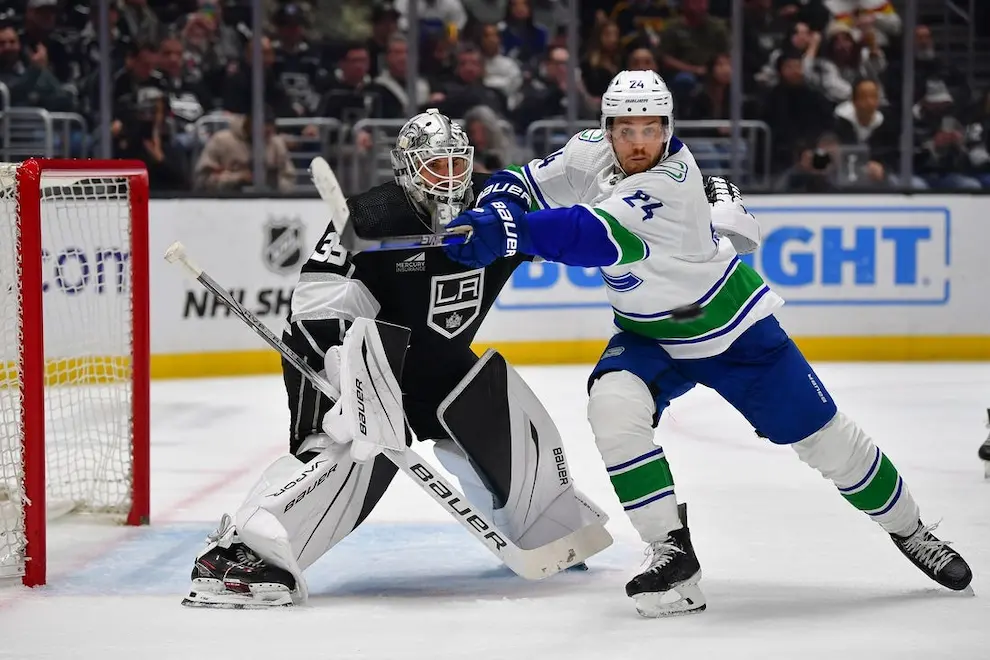 la kings goalie vs canucks player
