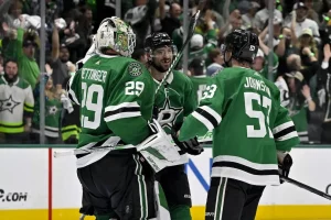 Dallas Stars players grouping up