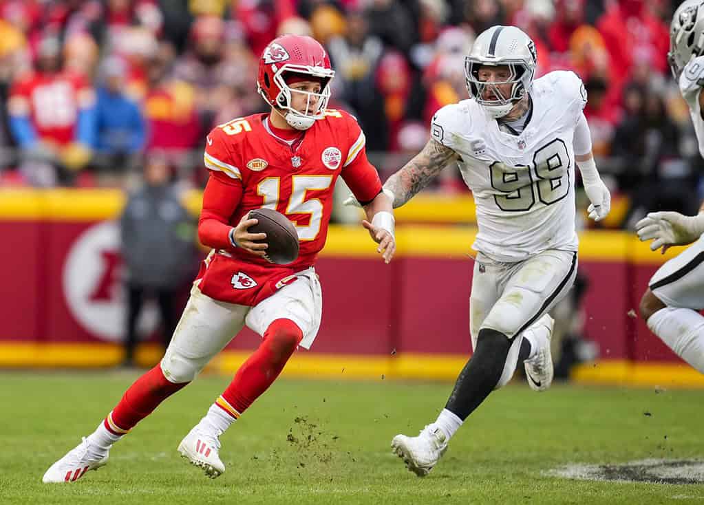 Mahomes Rudhing the ball