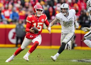 Mahomes Rudhing the ball