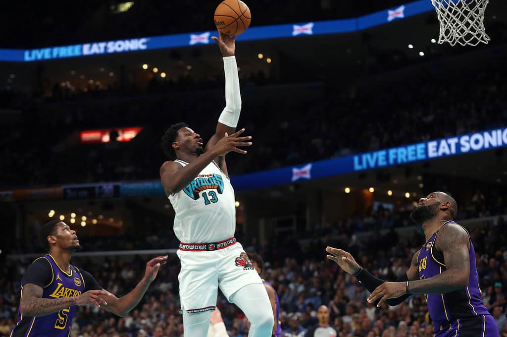 Grizzlies Player Laying up