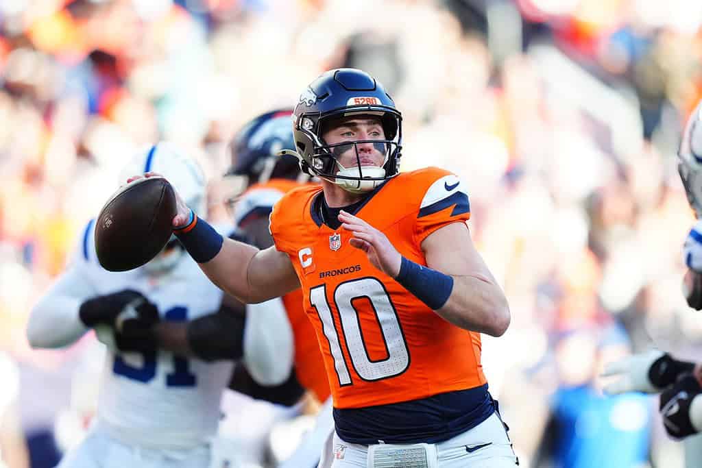Bo Nix passing the ball