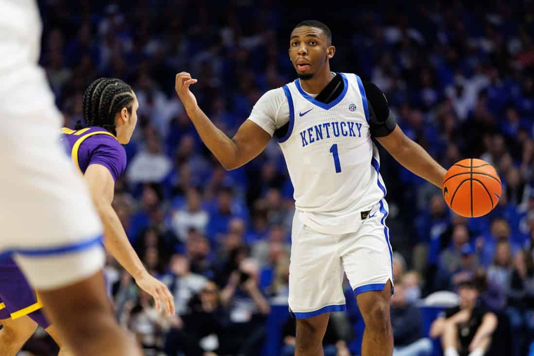 NCAAB 8 Kentucky Player Dribbling