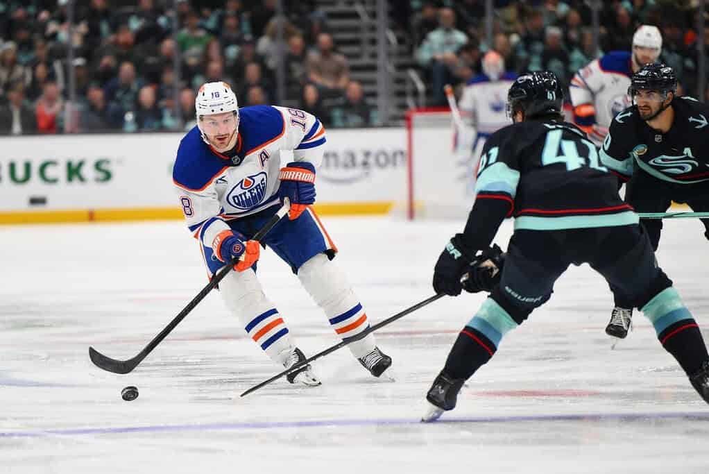 Oilers player dribbling a kraken player