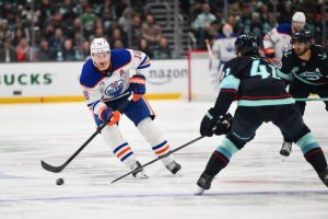 Oilers player dribbling a kraken player