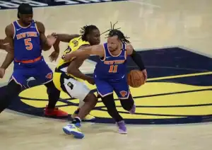 The new york knicks are playing basketball
