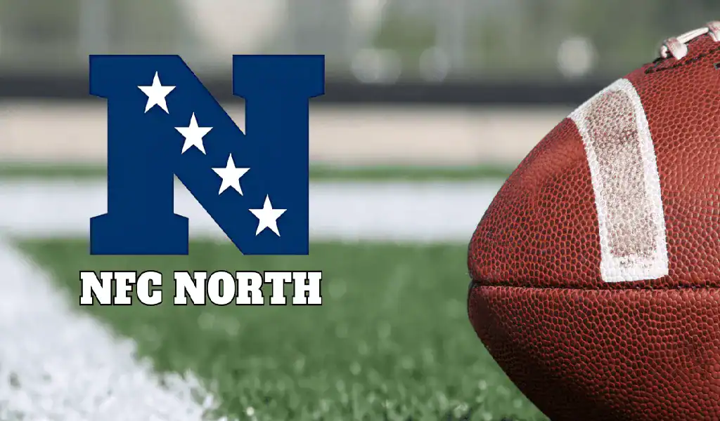 Balón de fútbol americano sobre el campo junto al logo de la NFC North para la temporada NFL 2024-25