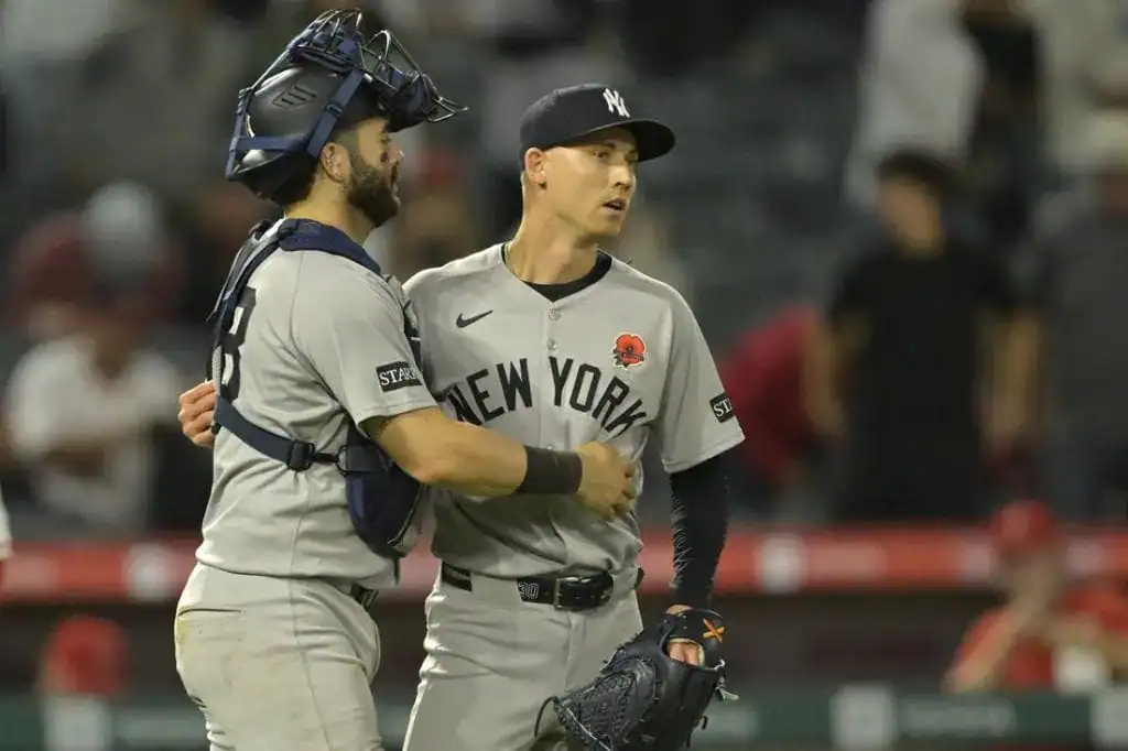 New Yor Yankees Hug