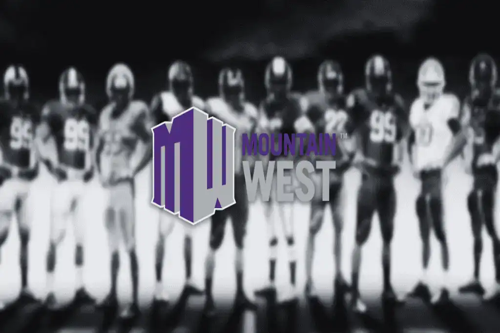 Jugadores de fútbol americano universitario posan en formación con el logo de la conferencia Mountain West al frente, representando las cuotas y predicciones para la temporada 2024.