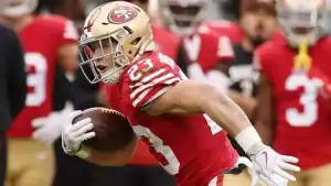 Christian McCaffrey de los San Francisco 49ers corre con el balón durante un partido, destacado como uno de los principales candidatos a liderar en yardas por tierra en la temporada 2024-25 de la NFL.