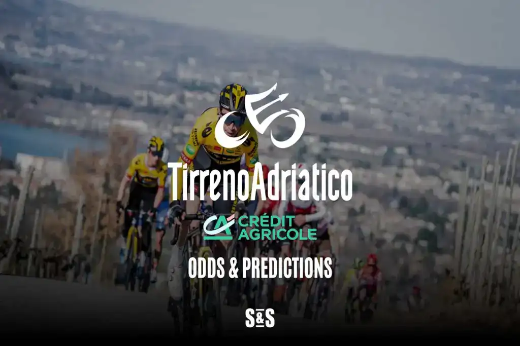 Ciclistas compitiendo en una etapa montañosa del Tirreno-Adriático 2025, con el paisaje urbano de fondo y patrocinio de Crédit Agricole.
