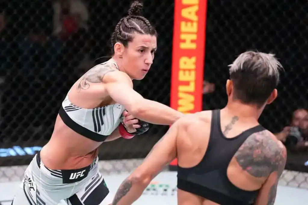 Amanda Lemos lanza un golpe a Virna Jandiroba durante su combate en UFC en ESPN 60, dentro del octágono.