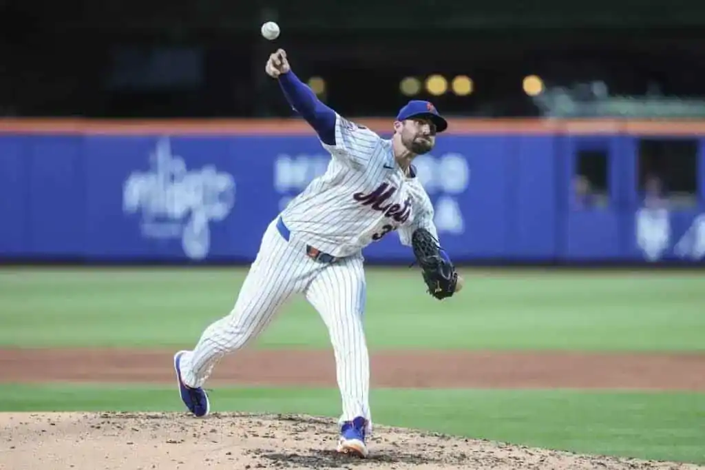 A New York Mets pitcher, number 33, throws a pitch from the mound.