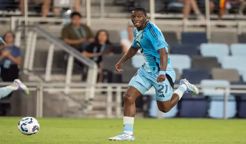 Minnesota United player sprinting toward the ball during a match against San Jose Earthquakes