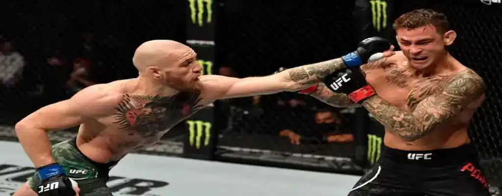 Cómo Apostar en Peleas de UFC 2 Dos luchadores de la UFC intercambian golpes durante un combate dentro del octágono.