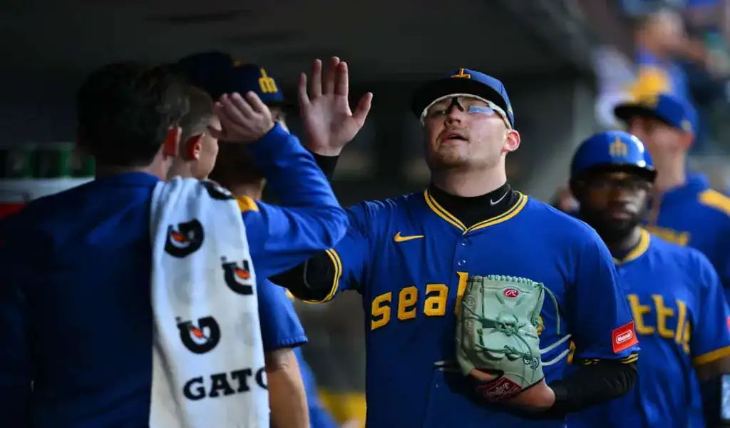 Seattle Mariners players high-fiving in the dugout during game against New York Yankees