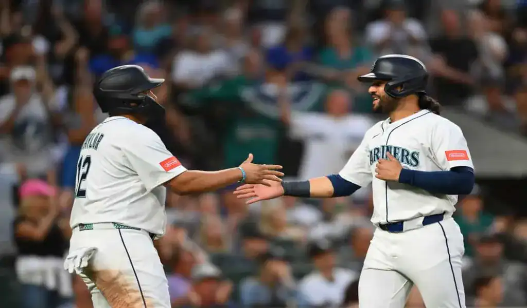 Seattle Mariners celebrate during matchup against Chicago White Sox, August 6, 2025 predictions