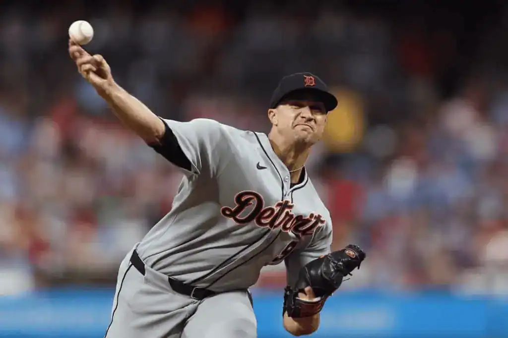 DETROIT TIGERS PLAYER THROWING A BALL
